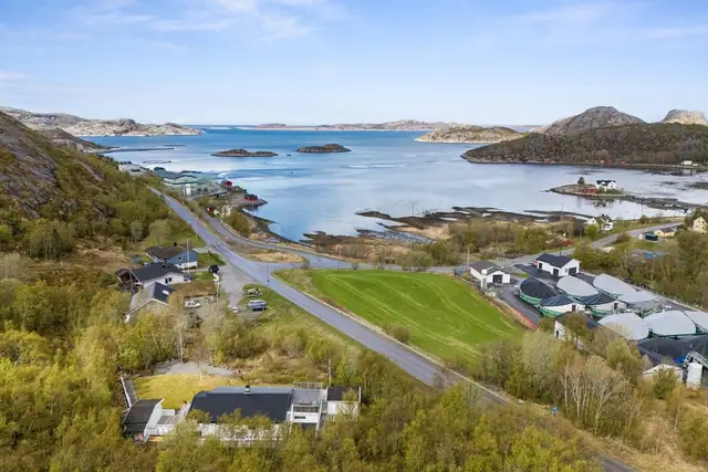 Fin beliggenhet med gode solforhold og utsikt mot havet og Hurtigruteleia.